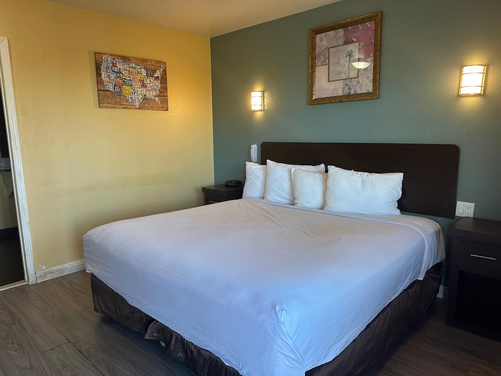 Room, 1 King Bed, Non Smoking photo 3