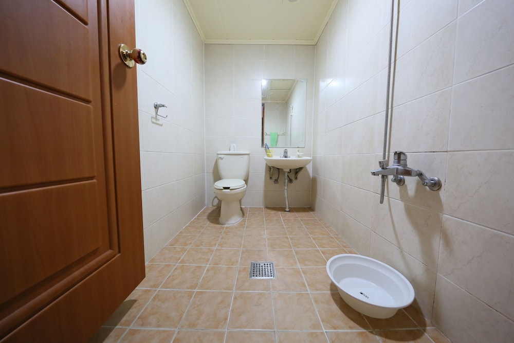 Room (102) photo 2