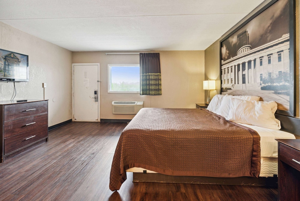 Executive Room, 1 King Bed, Smoking, Refrigerator & Microwave photo 1