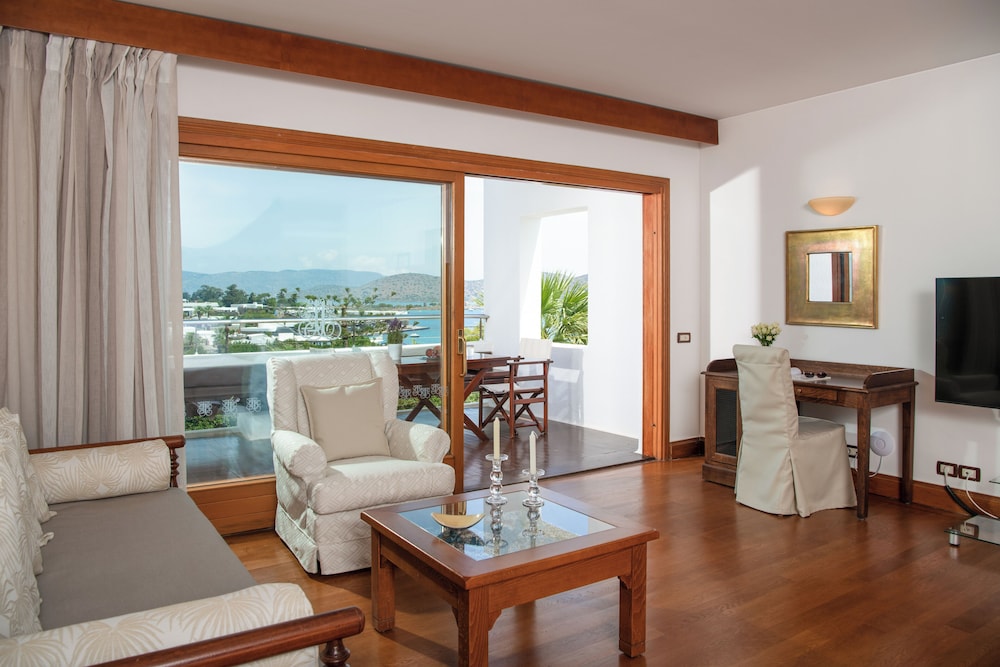 Luxury Hotel or Bungalow Suites Sea View (One Bedroom & Sitting Room Open Plan) - Photo 6