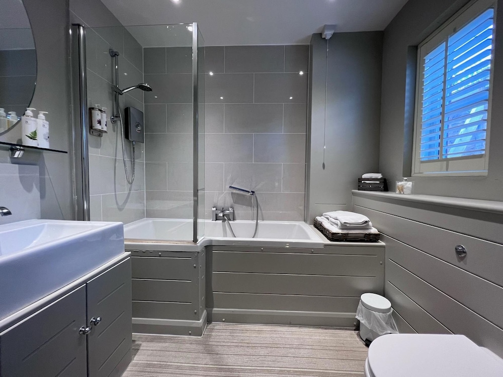 Classic Double Room, Ensuite photo 2