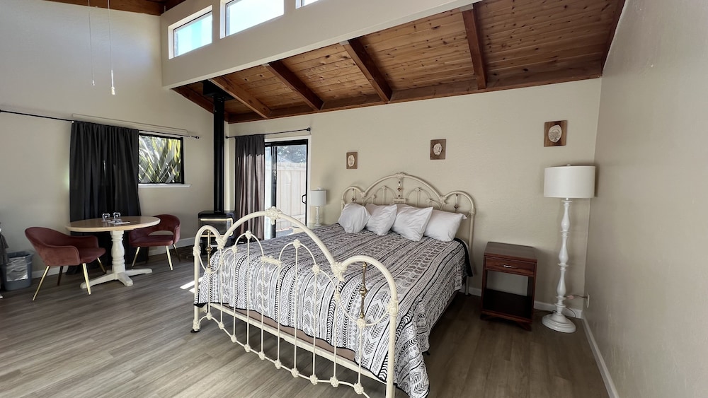 Standard Room, 1 King Bed, Fireplace photo 1