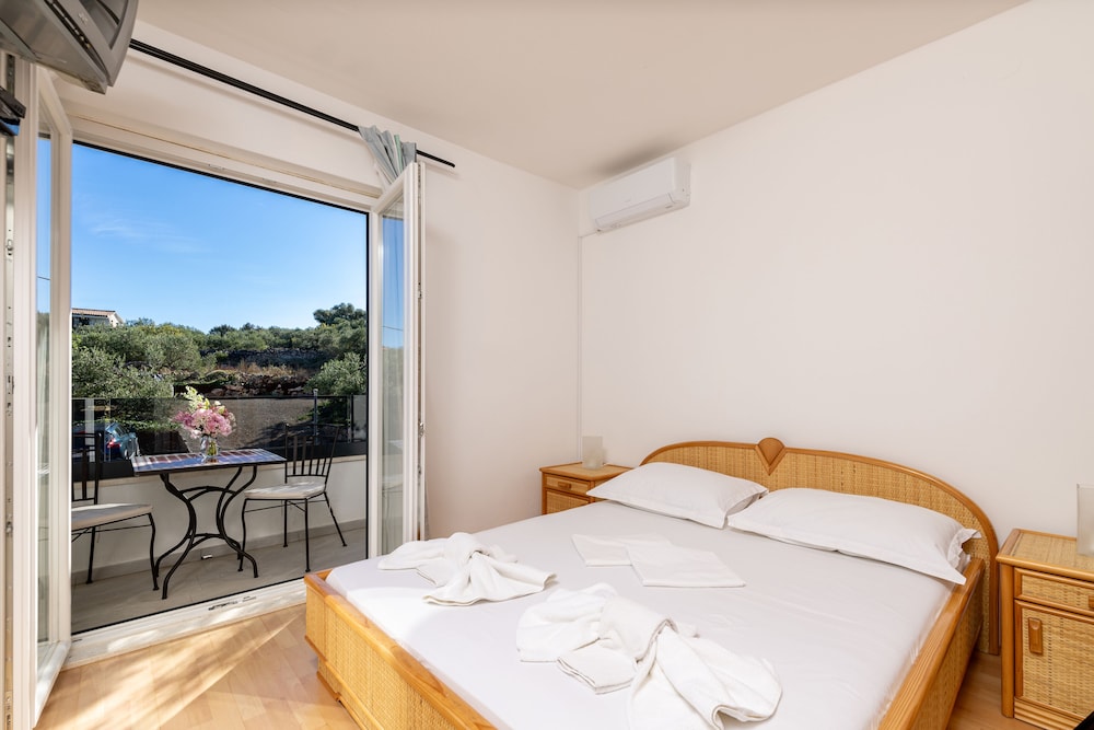 Double Room, Balcony, Park View photo 3