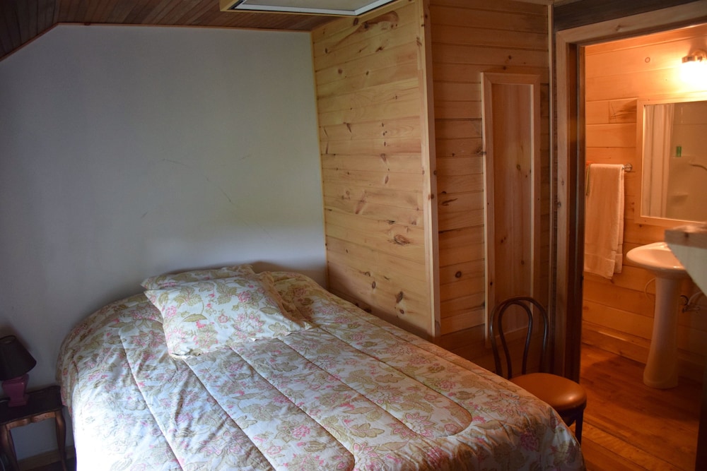 Standard Room (2 Doubles, 1 Single Bed) photo 2