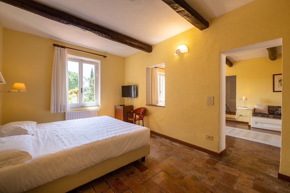Dreibettzimmer mit Blick aufs Land