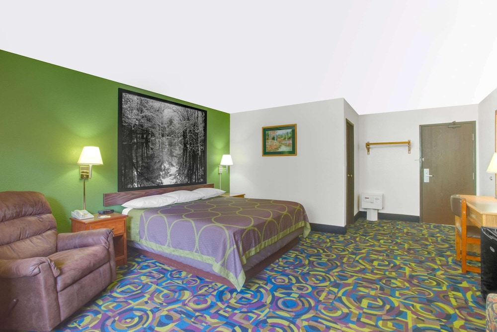 Suite, 1 King Bed, Microwave - Photo 3