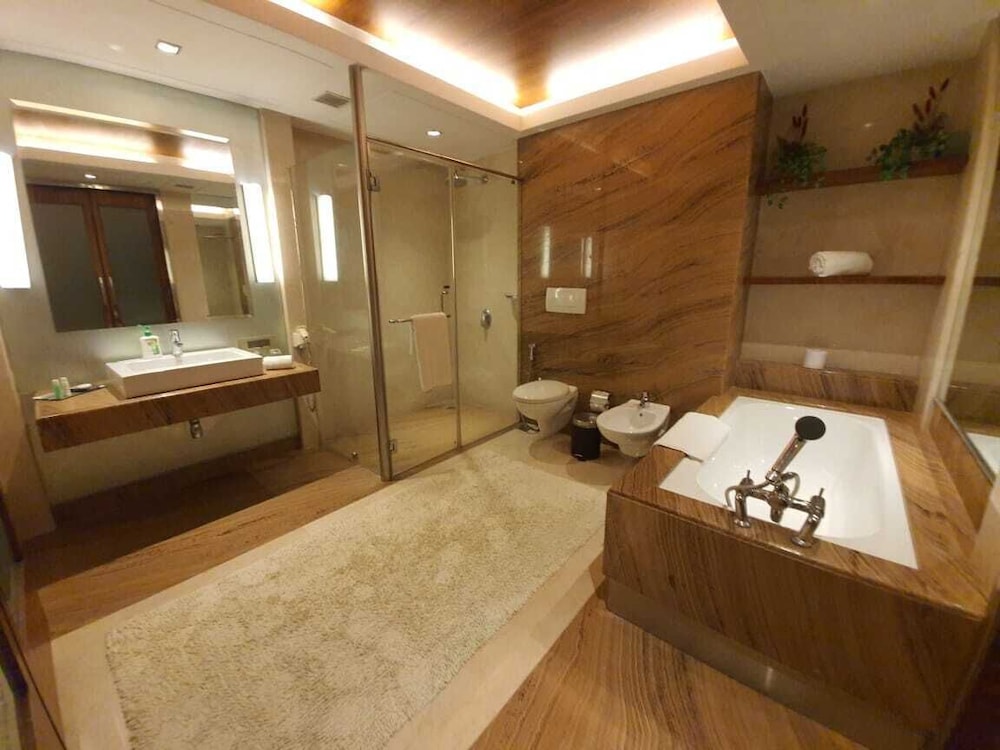 Executive Suite, 1 King Bed - Photo 3