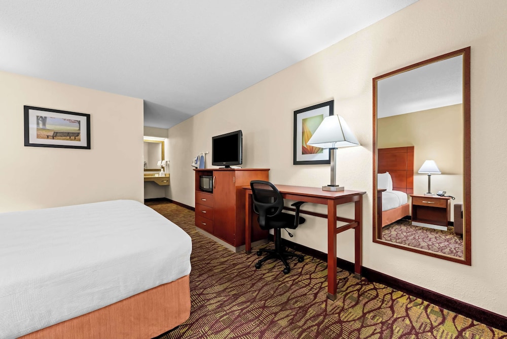 Standard Room, 1 King Bed, Accessible, Non Smoking photo 2