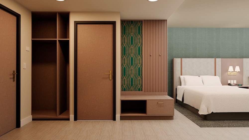 Suite, 1 King Bed - Photo 2
