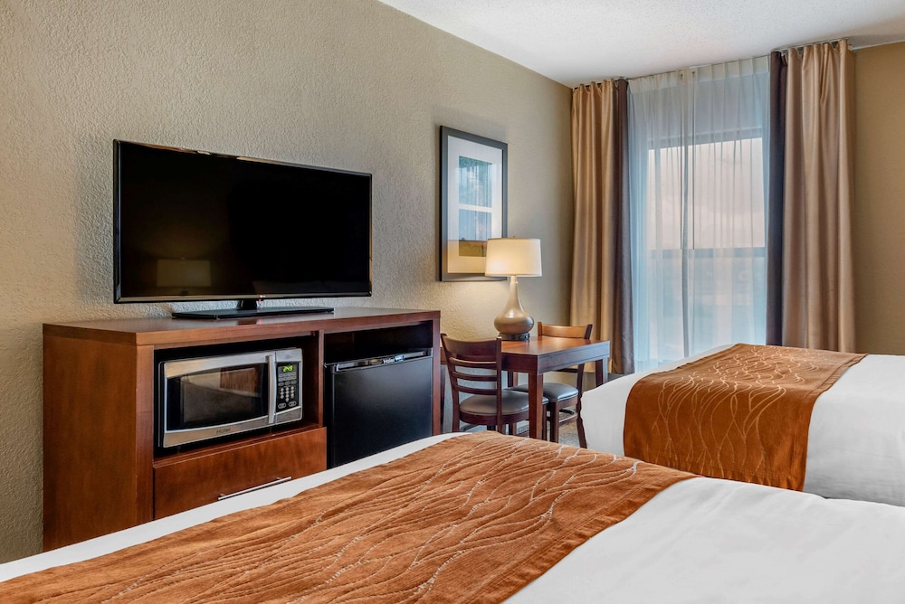 2 Queen Beds, 2 Room Suite photo 3