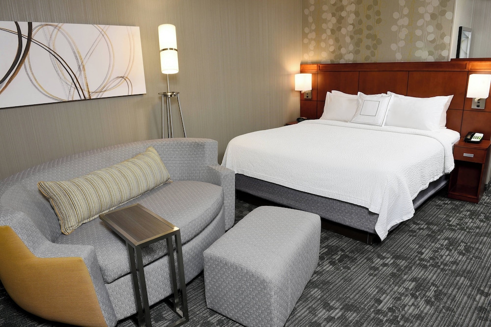 Room, 1 King Bed (Mobility/Hearing Access, Roll-in Shwr) photo 1