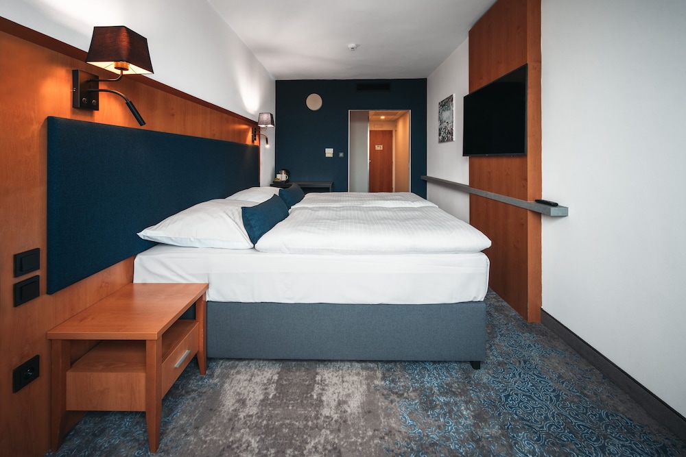 Classic Double or Twin Room, Pool Access - Photo 5