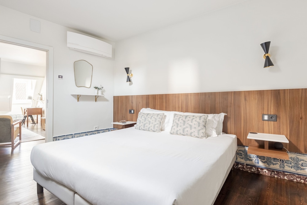 Deluxe Apartment, 3 Bedrooms, 2 Bathrooms, City View thumbnail 5