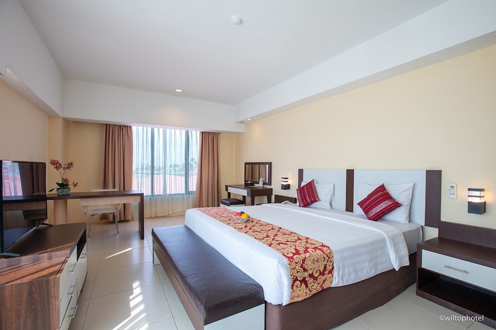 Executive Suite - Photo 1