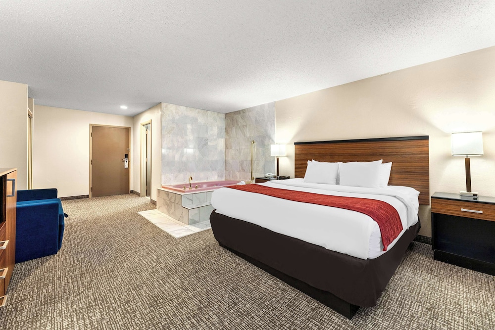 Suite, 1 King Bed, Non Smoking, Jetted Tub photo 1