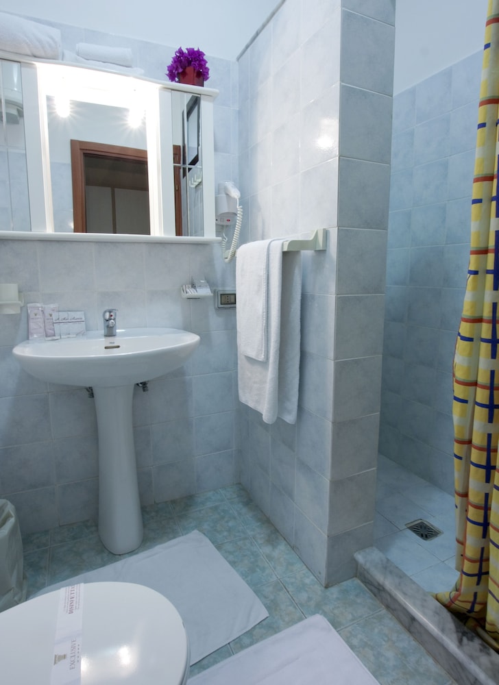 Comfort Triple Room (stair access only) - Photo 3
