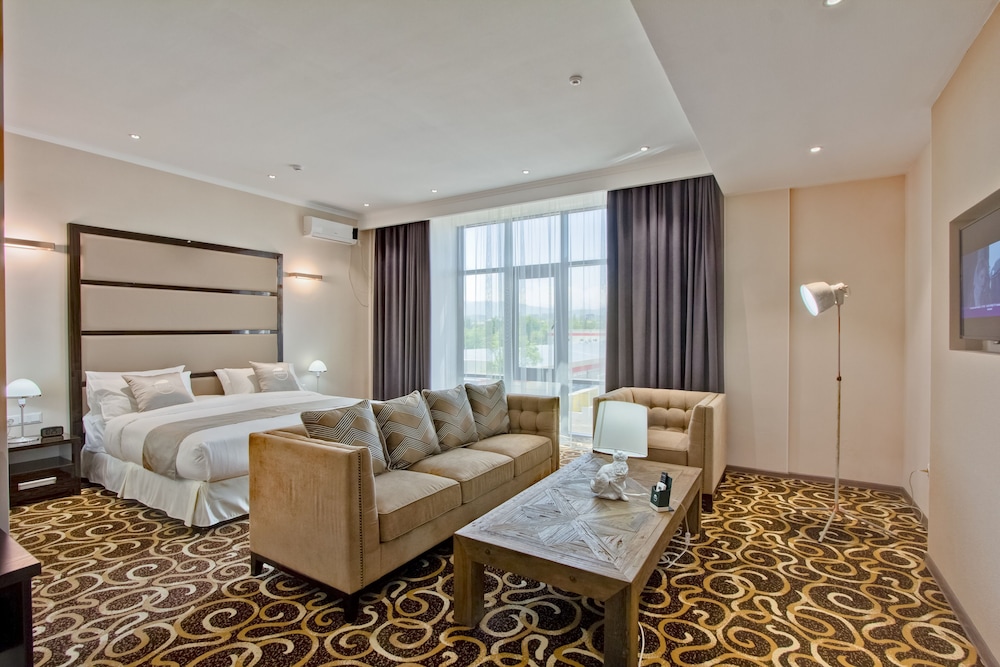 Deluxe Studio Suite, 1 Double Bed, Bathtub photo 1