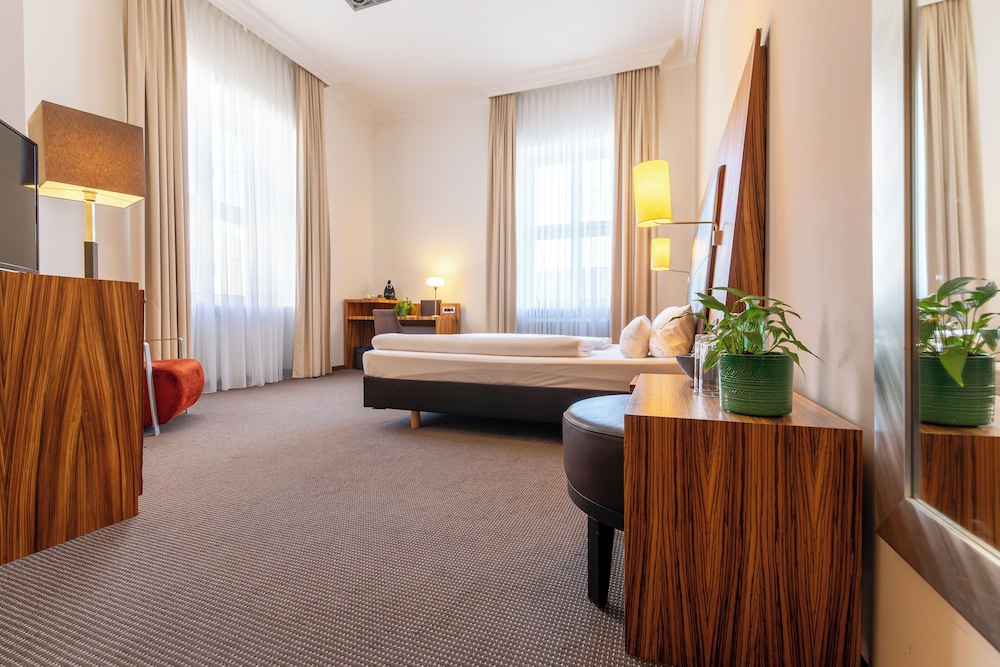 Superior Double or Twin Room with Cathedral View photo 3