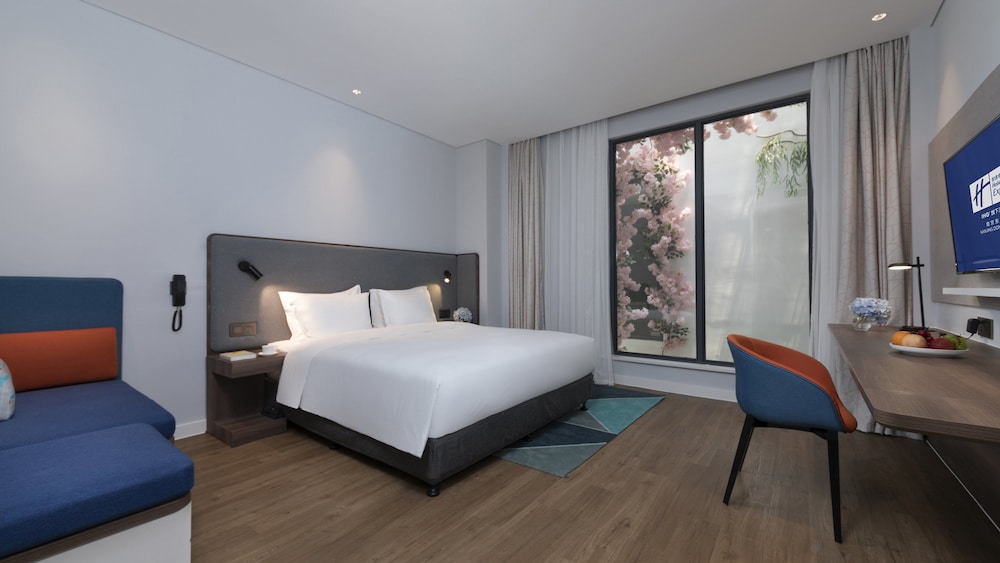 Suite, 1 King Bed - Photo 6