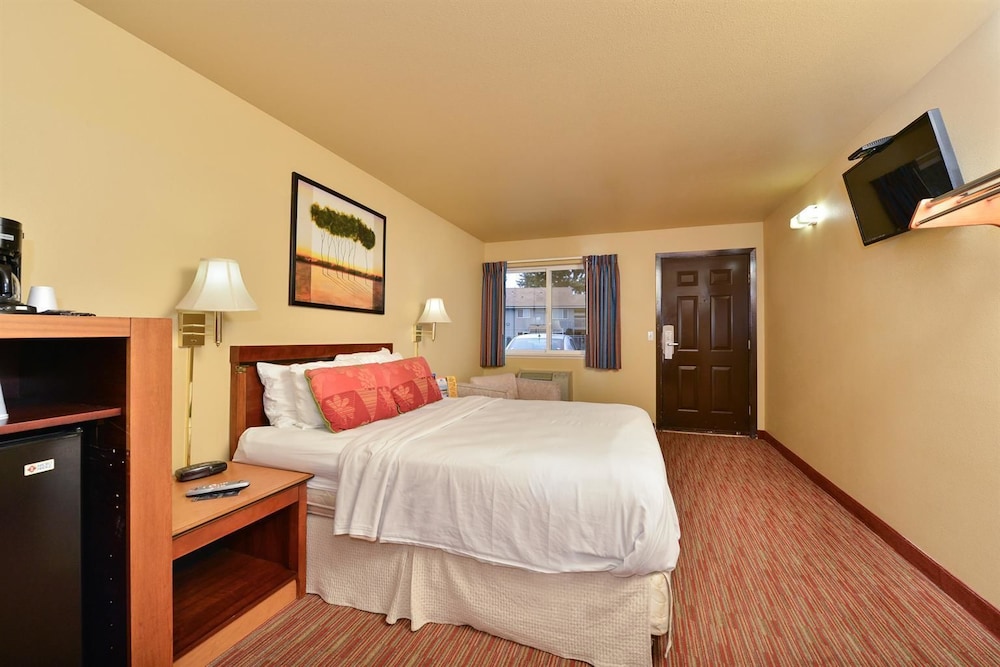 Room, 1 King Bed, Non Smoking - Photo 7