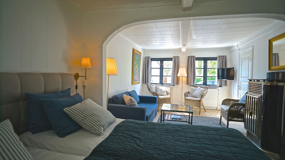 Double Room, 1 Double Bed With Sofa Bed, Shared Bathroom photo 2