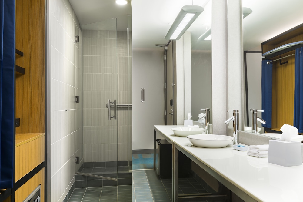 Room, 1 King Bed (Mobility Accessible, Roll-in Shower) - Photo 4