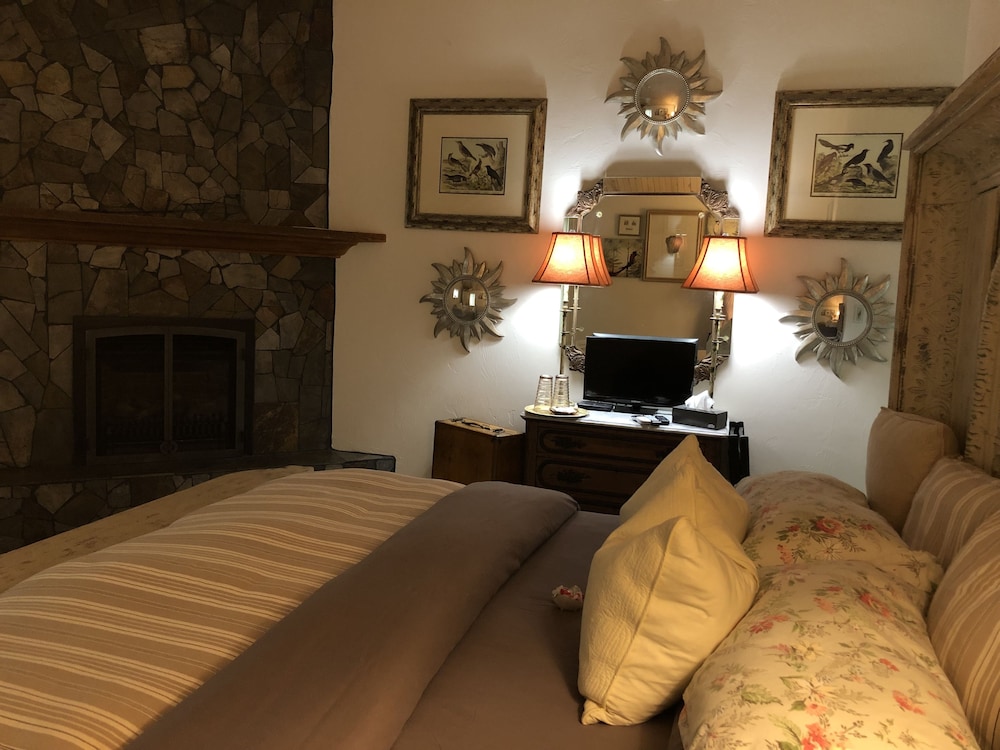 Harbor Side Garden Suite, King Bed, Fireplace, Private Bath, Bikes Included photo 3