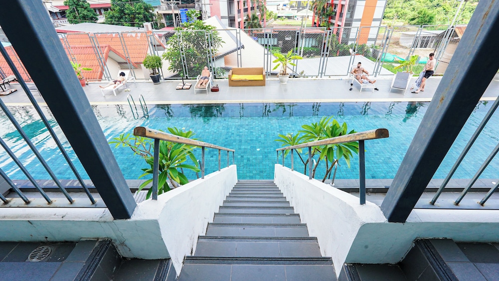 One Bedroom Suite Pool Facing - Photo 8