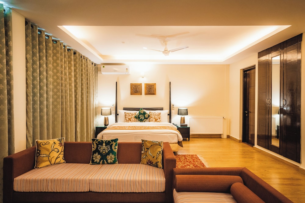 Luxury Suite with Balcony -Mountain View photo 3