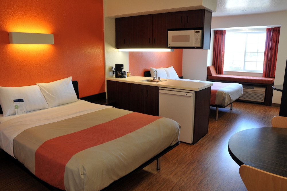 Deluxe Suite, 2 Queen Beds, Non Smoking, Refrigerator & Microwave - Photo 2