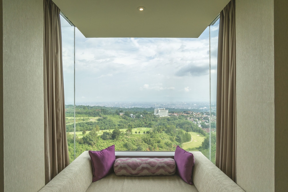 Premium Room, 1 King Bed, Club Lounge Access, Golf View thumbnail 6