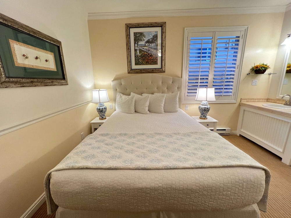 Standard Room, 1 Queen Bed, Non Smoking, Refrigerator & Microwave photo 1