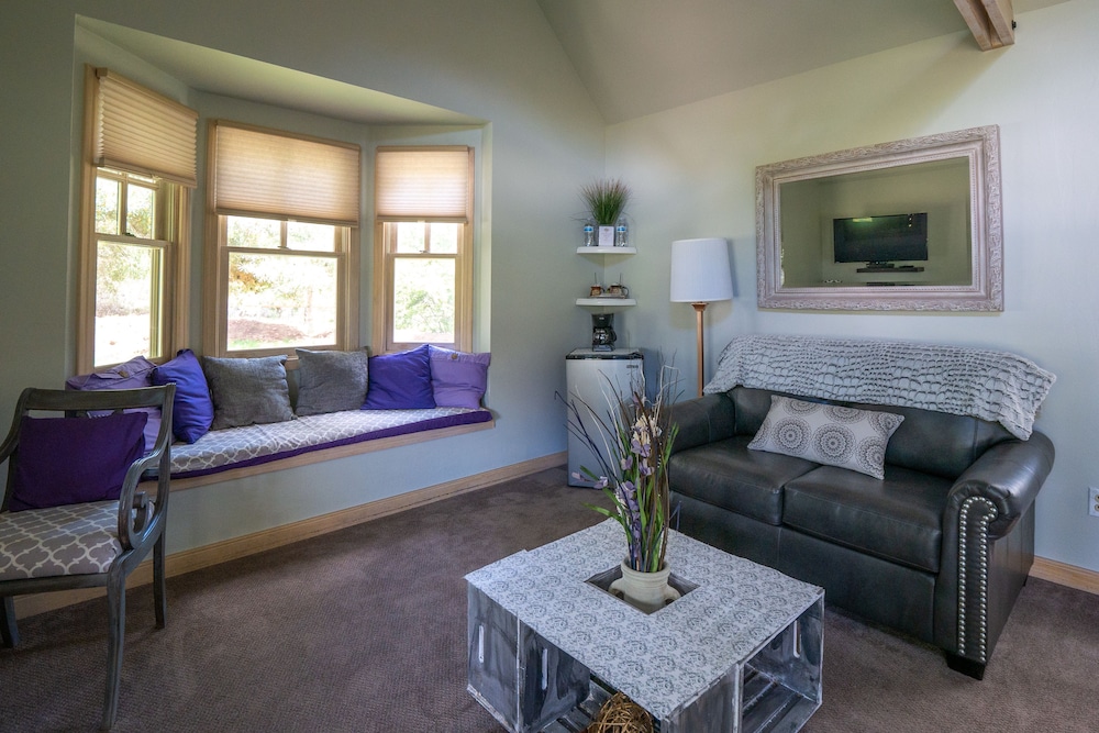 Superior Cottage, Ensuite, Mountain View (Prairie Spy) photo 1