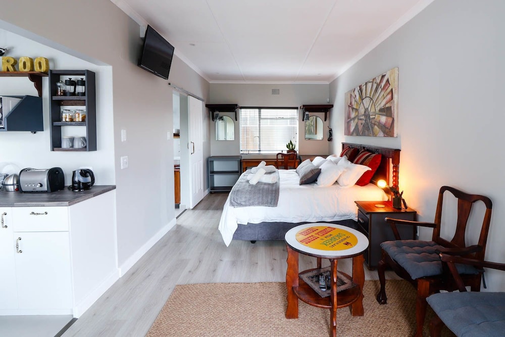 Double or Twin Room, 1 King Bed, Pool View photo 3