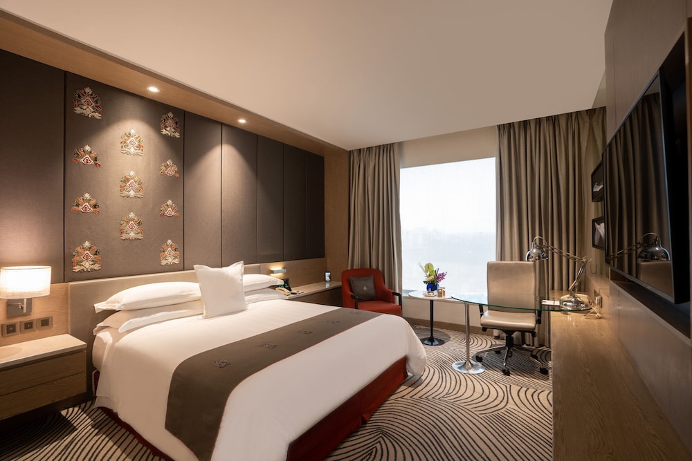 Deluxe Room, 1 King Bed, City View (Pool Access) photo 1