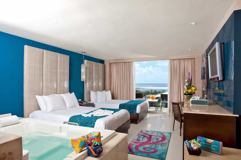 Classic Room, 2 Bedrooms, Ocean View (Deluxe Family, Double Beds) photo 1