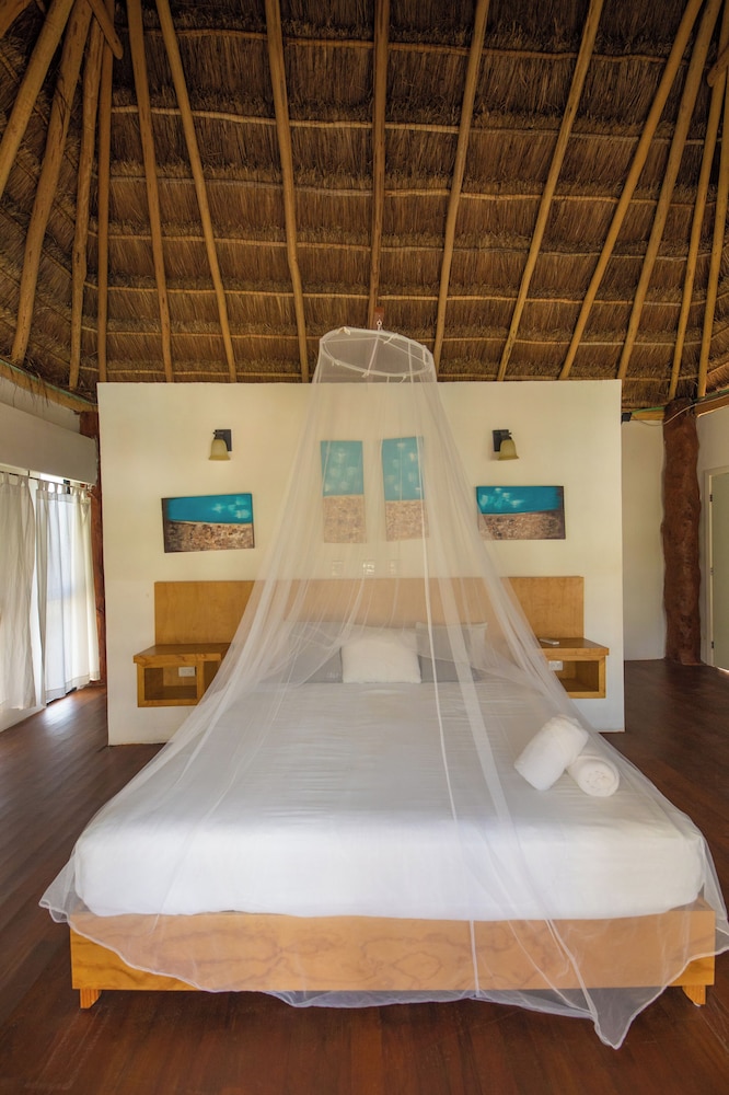 Bungalow, 1 King Bed, Pool View