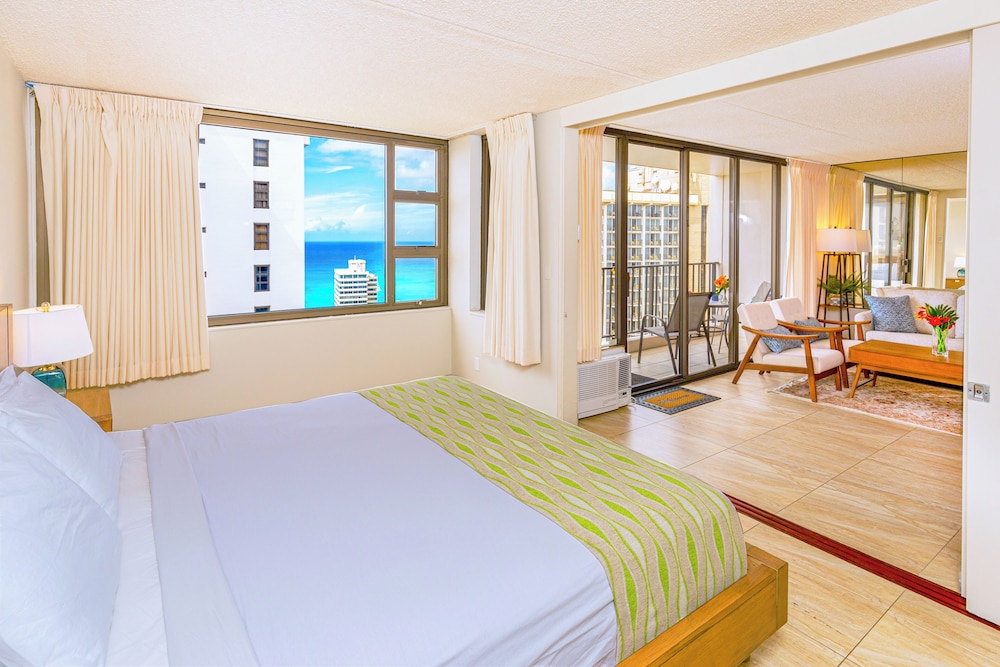 High Floor Ocean View Condo (King Bed and Parking): Condo, 1 Bedroom, Balcony, Ocean View (0063) photo