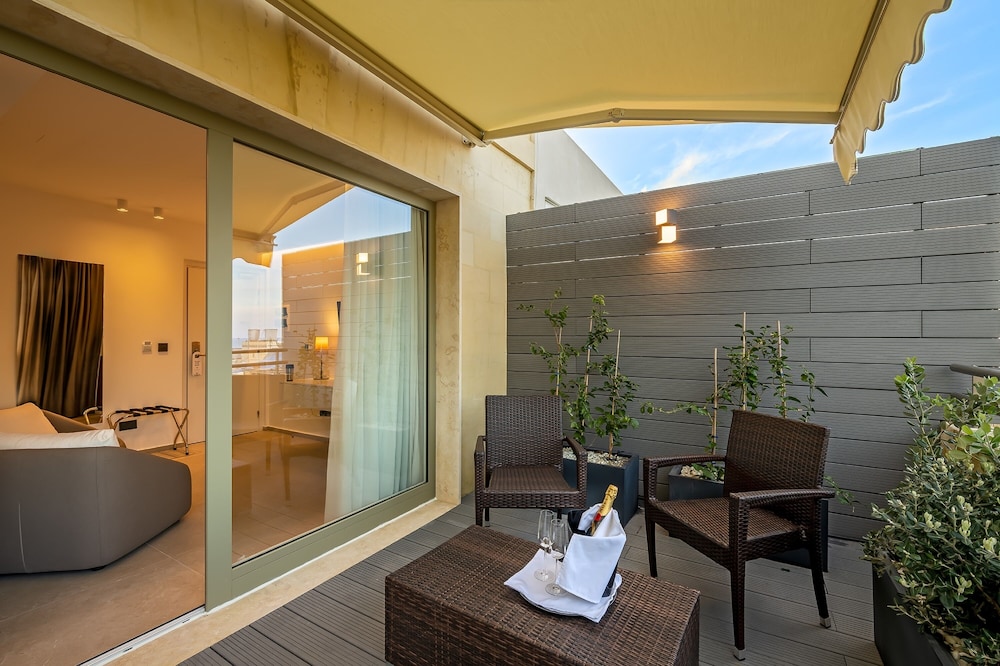 Superior Suite with Terrace and Hot Tub photo 2