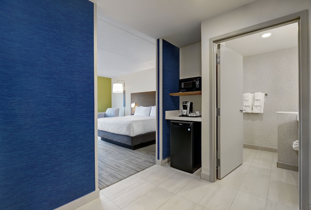 Suite, 1 King Bed - Photo 2