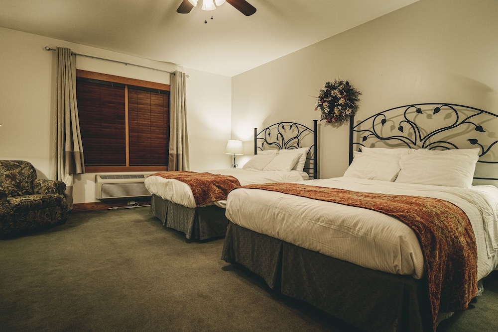 Standard Room, 2 Queen Beds, Non Smoking, Mountain View (09)