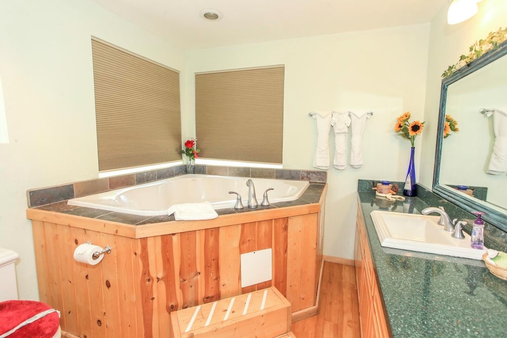 Cabin, Multiple Beds, Patio, Mountain View photo 2