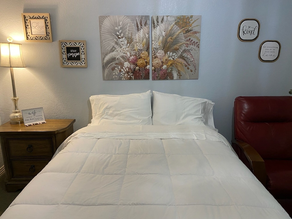 Basic Studio, 1 Queen Bed, Non Smoking, Private Bathroom photo 2