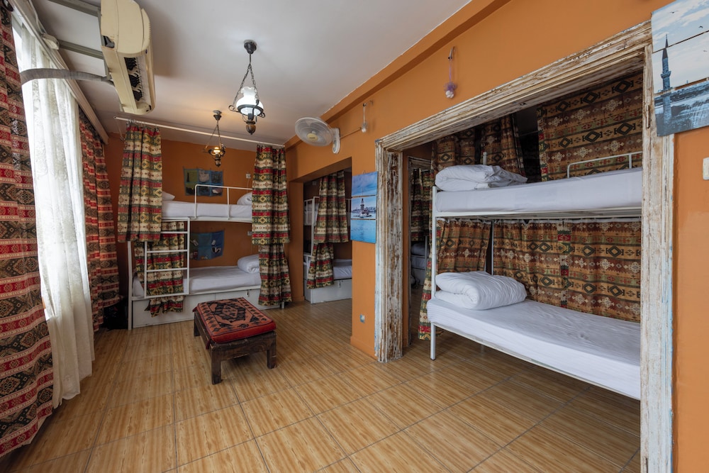 14 Bed Mixed Dorm With Ensuite room photo 1