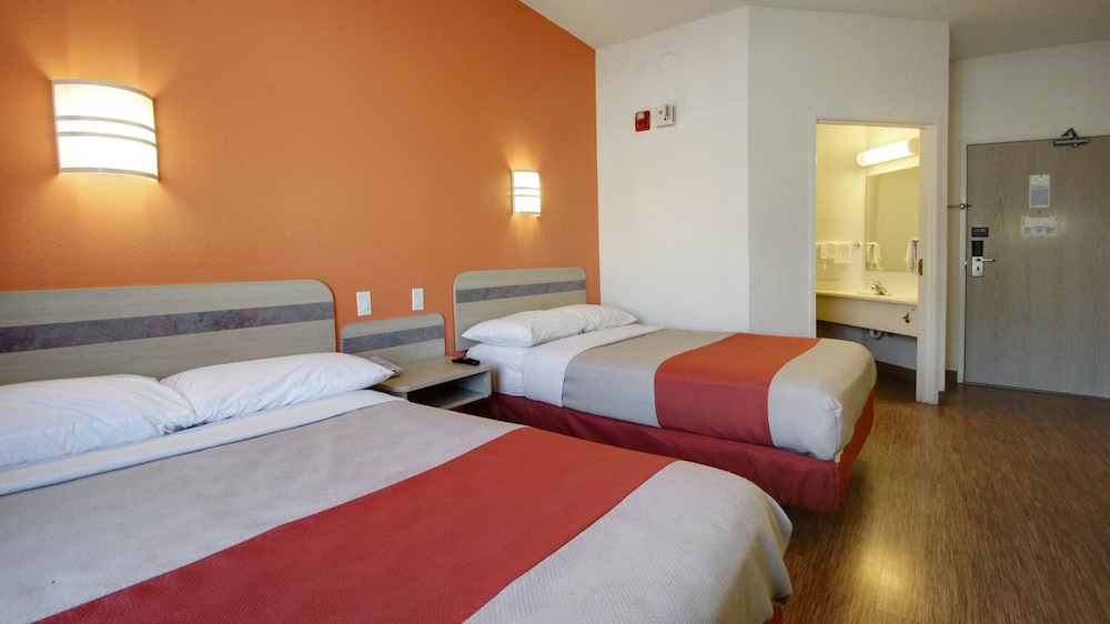 Standard Room, 2 Double Beds, Non Smoking photo 2
