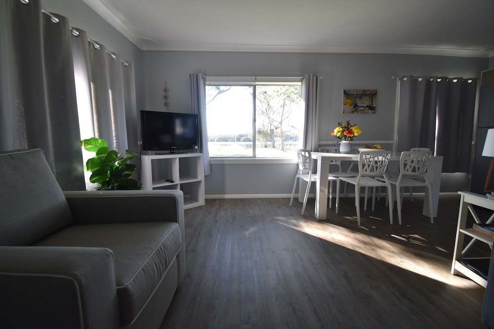 Comfort Apartment, 2 Bedrooms, River View (Unit 6) photo 1