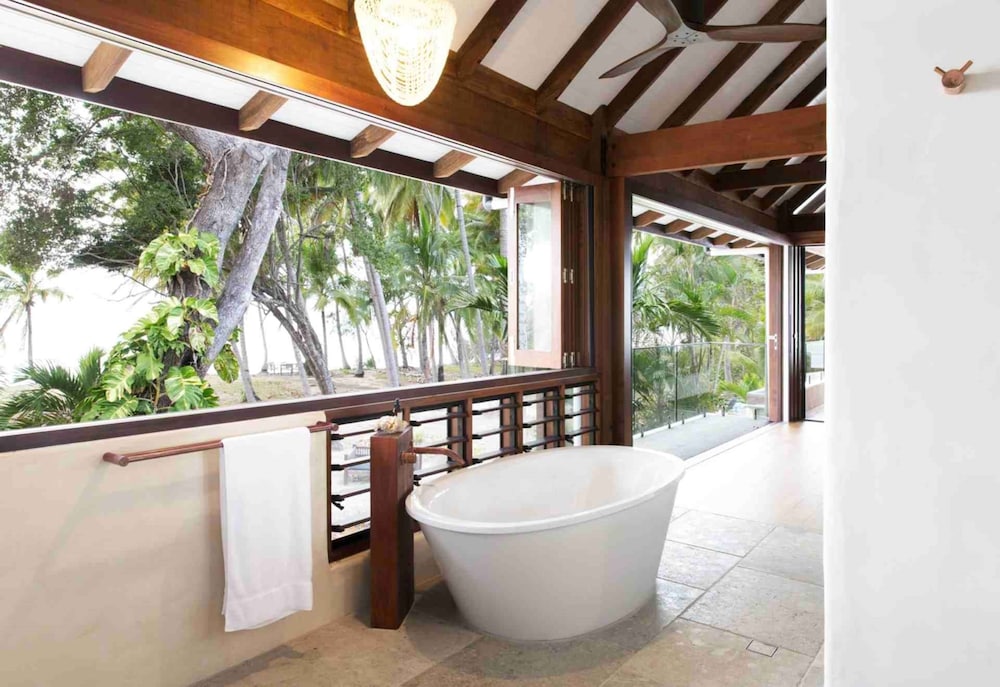 Award Winning Luxury Absolute Oceanfront 4 Bedroom Villa photo 2