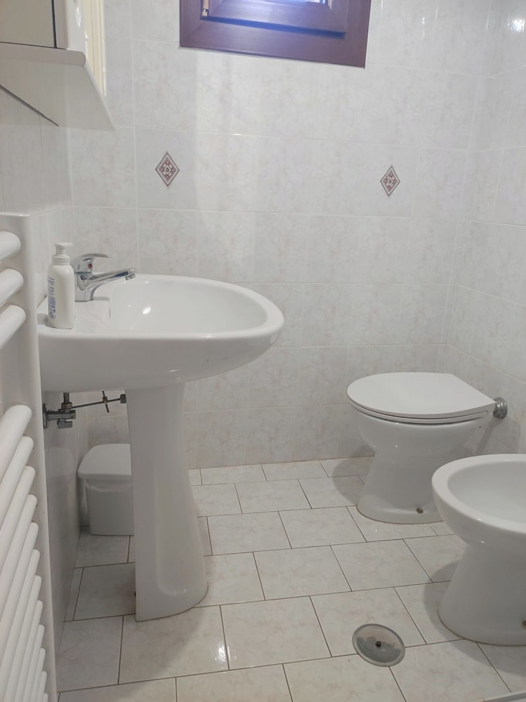 Room, 2 Twin Beds, Shared Bathroom photo 3