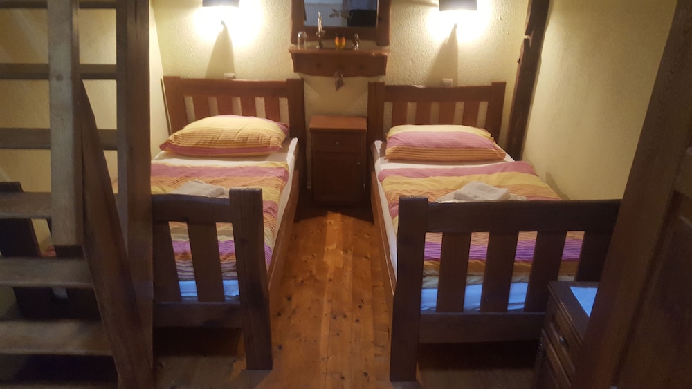Twin Room, Shared Bathroom (4)