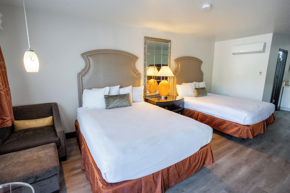 Room, 2 Queen Beds, Kitchenette - Photo 2